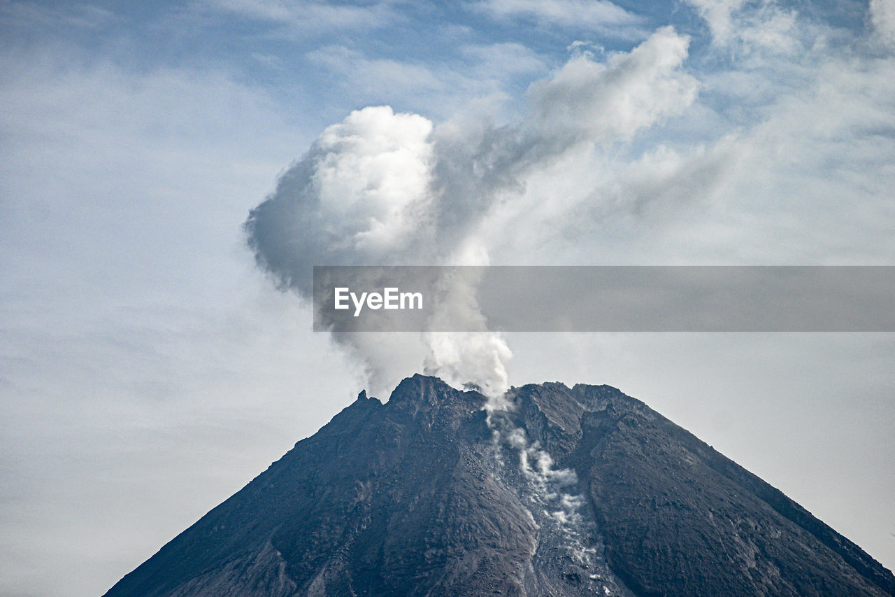 MAJESTIC VIEW OF VOLCANIC MOUNTAIN AGAINST SKY