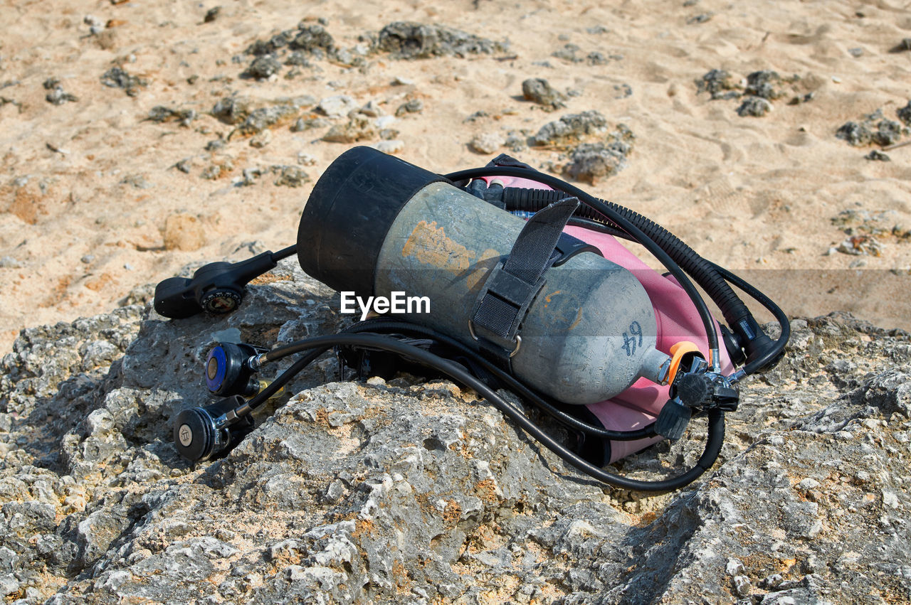 HIGH ANGLE VIEW OF DAMAGED BICYCLE ON ROCK