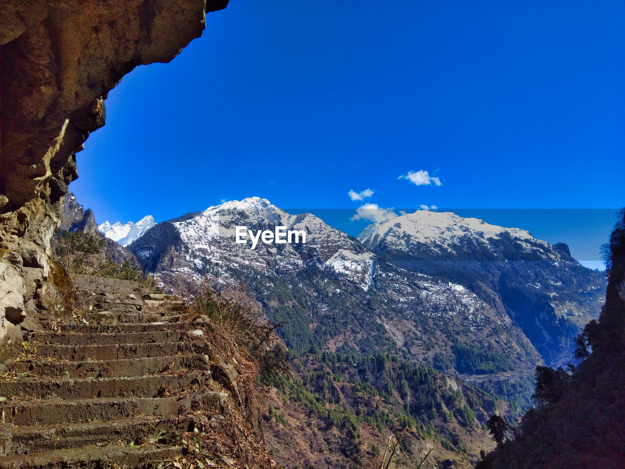 SCENIC VIEW OF ROCKY MOUNTAINS AGAINST BLUE SKY