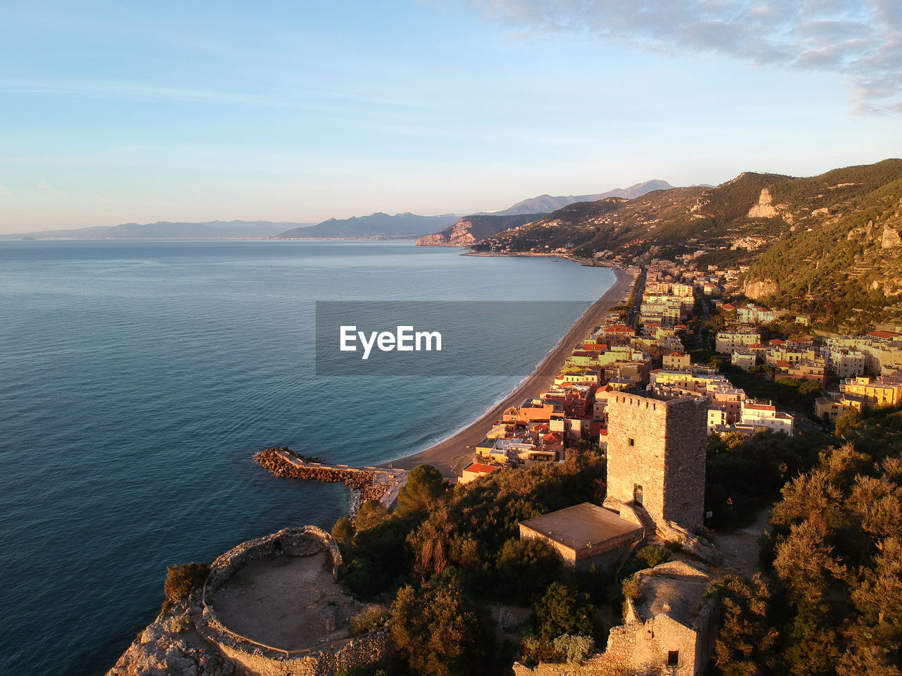 HIGH ANGLE VIEW OF SEA AND BAY AGAINST SKY