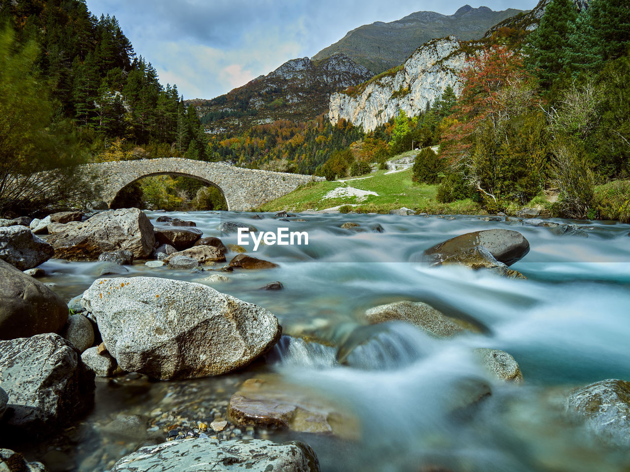 View of the romanesque bridge of san nicolás de bujaruelo, aragonese pyrenees, spain