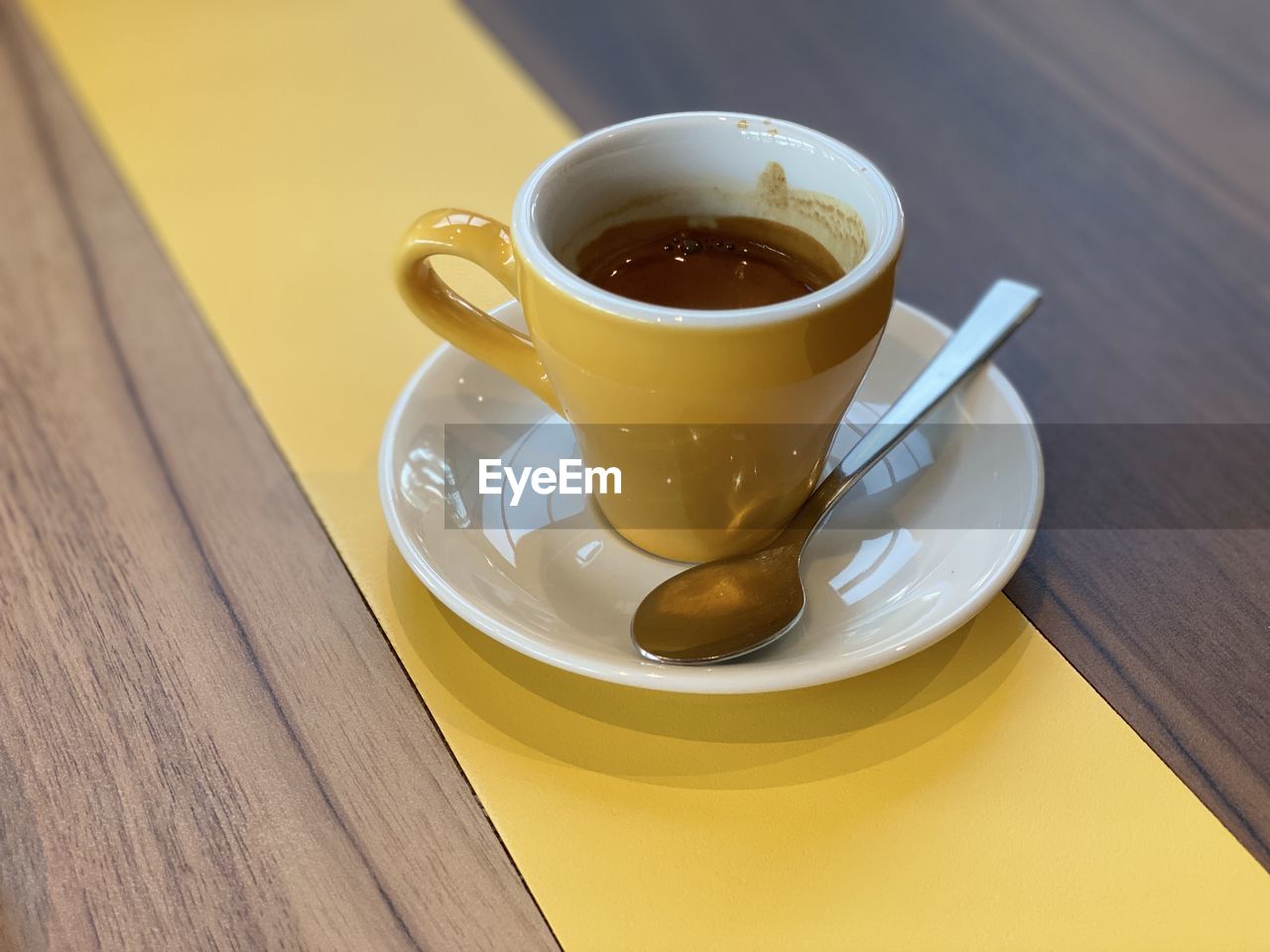 HIGH ANGLE VIEW OF COFFEE CUP AND TEA ON TABLE