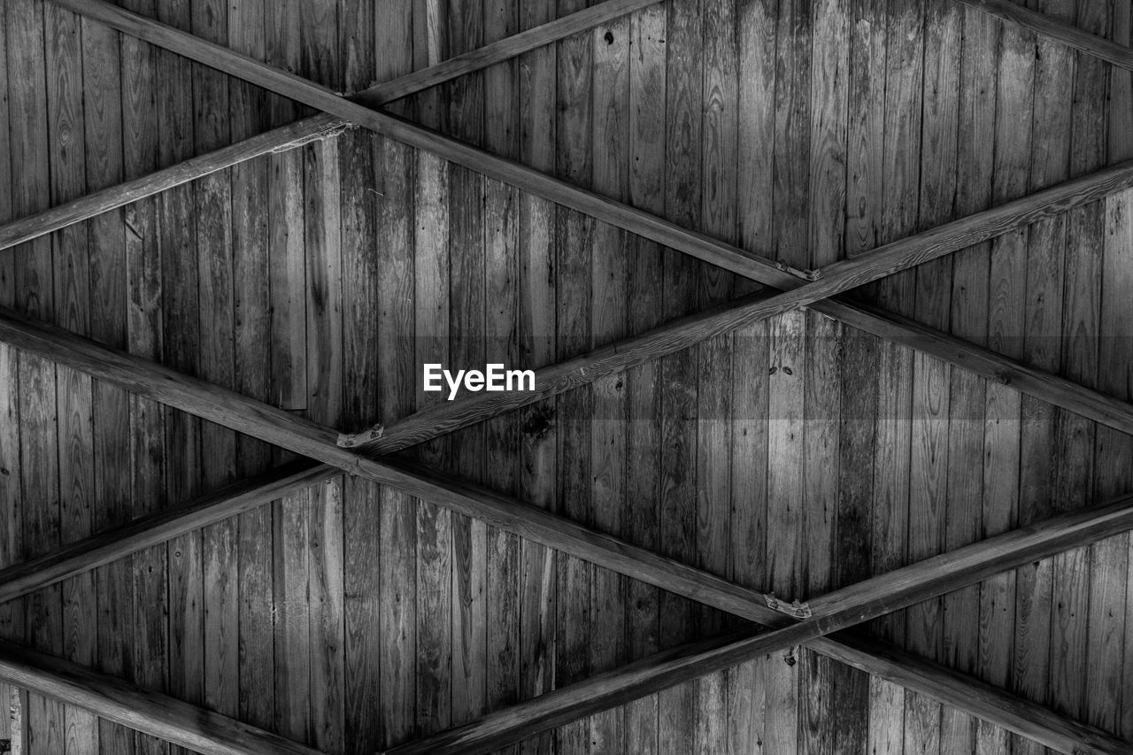 FULL FRAME SHOT OF WOOD WITH CEILING