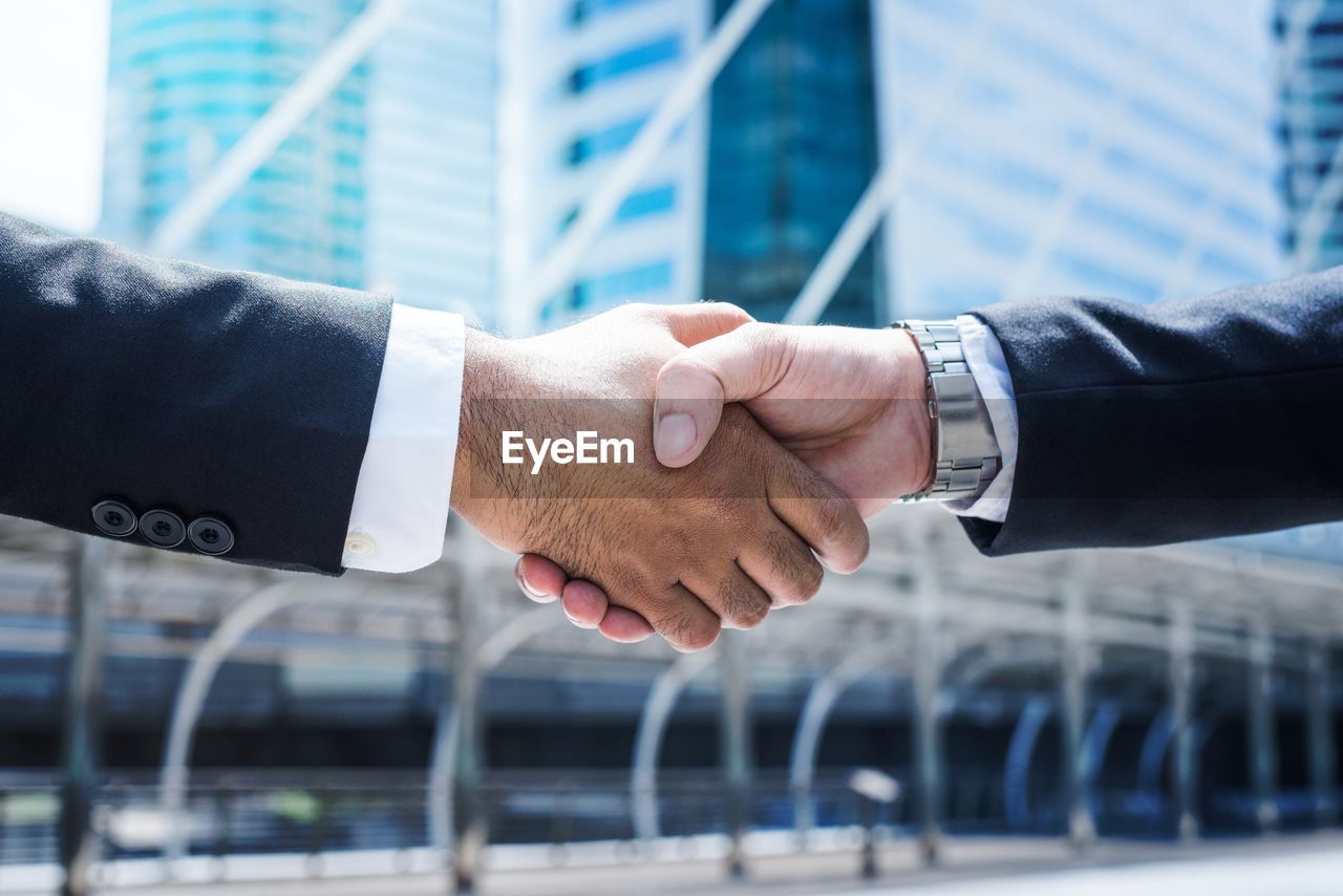 cropped image of business colleagues shaking hands
