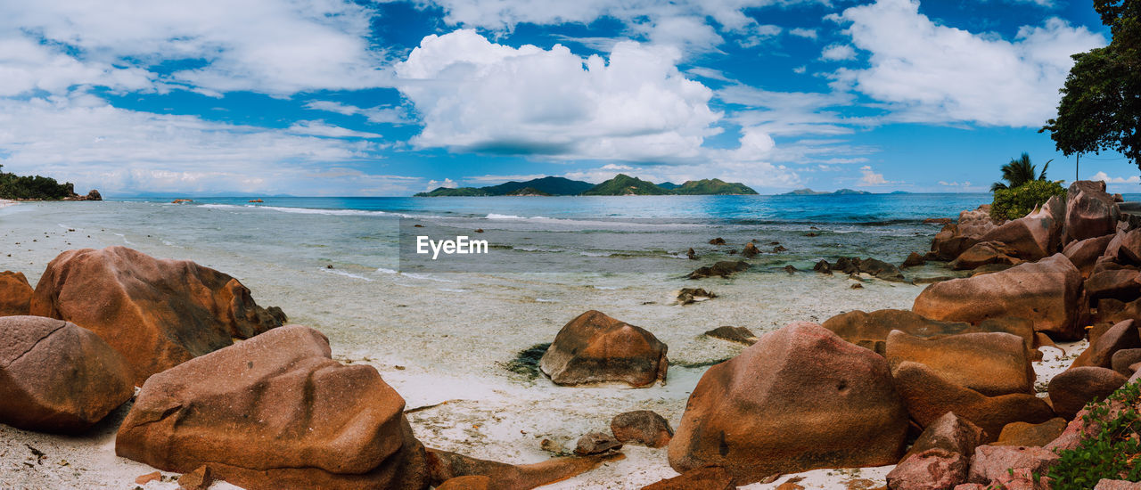 PANORAMIC SHOT OF SEA SHORE AGAINST SKY