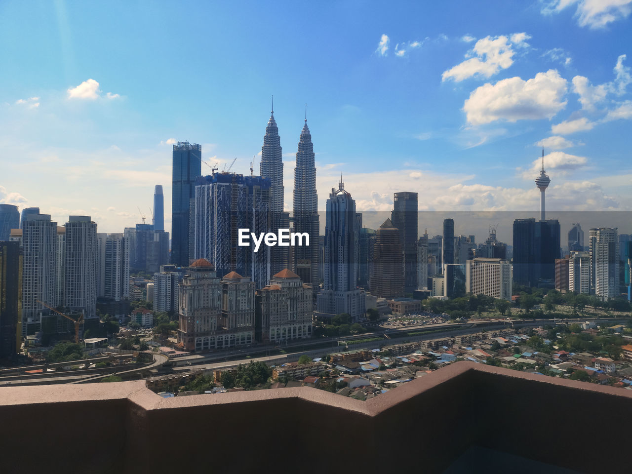 AERIAL VIEW OF BUILDINGS IN CITY