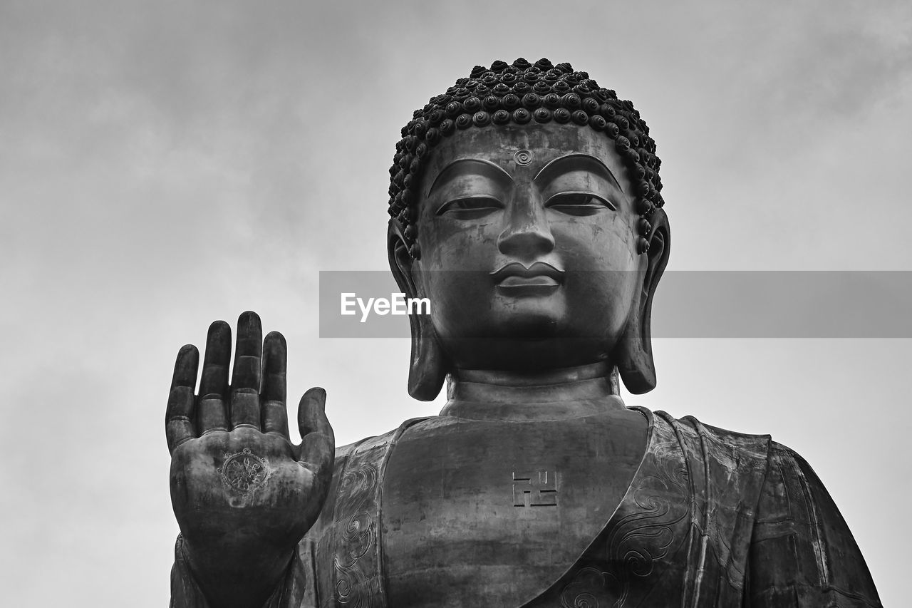 LOW ANGLE VIEW OF STATUE OF A BUDDHA