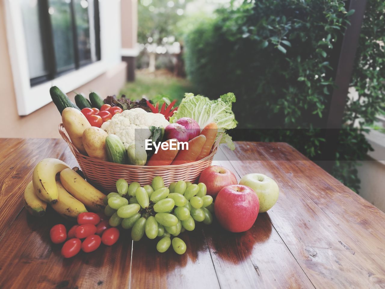 CLOSE-UP OF FRUITS WITH VEGETABLES AND TABLE