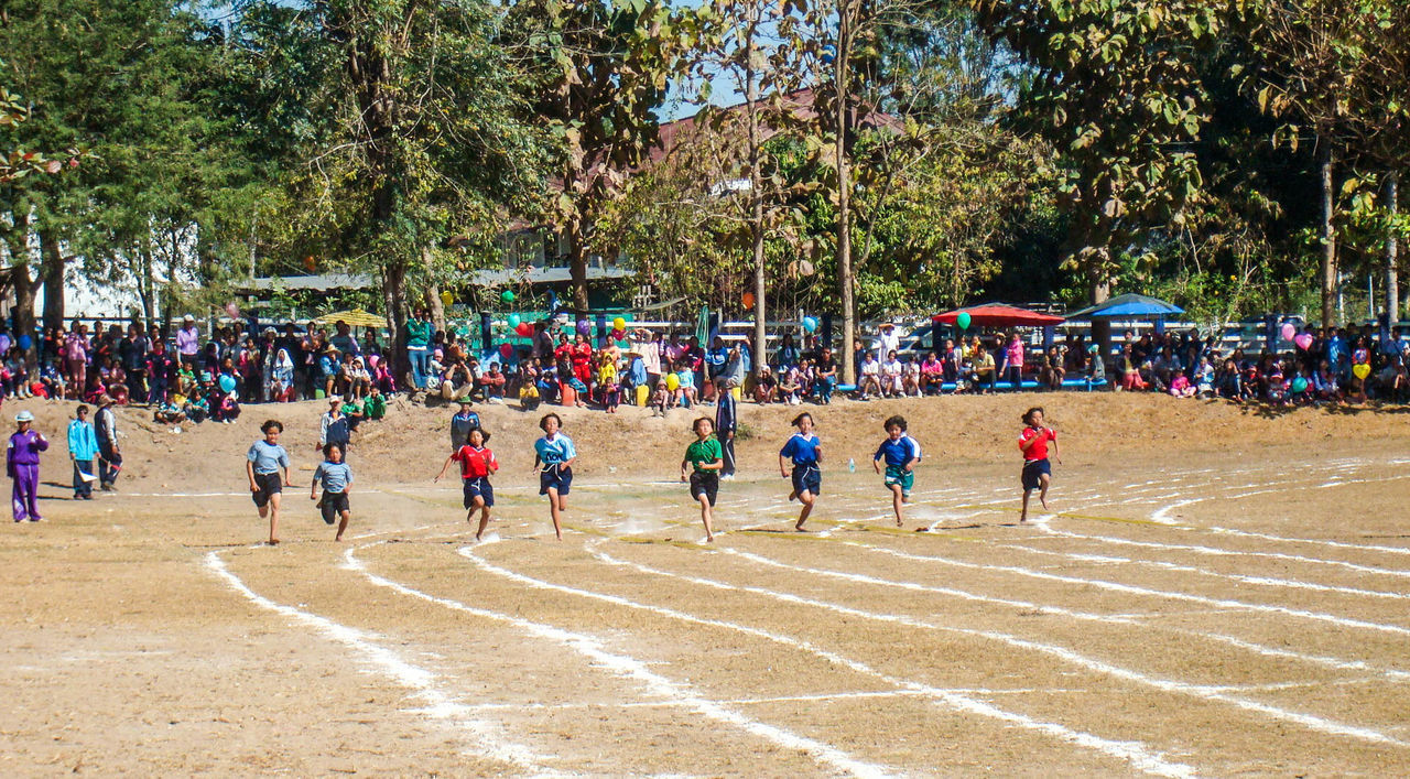 GROUP OF PEOPLE IN THE PARK