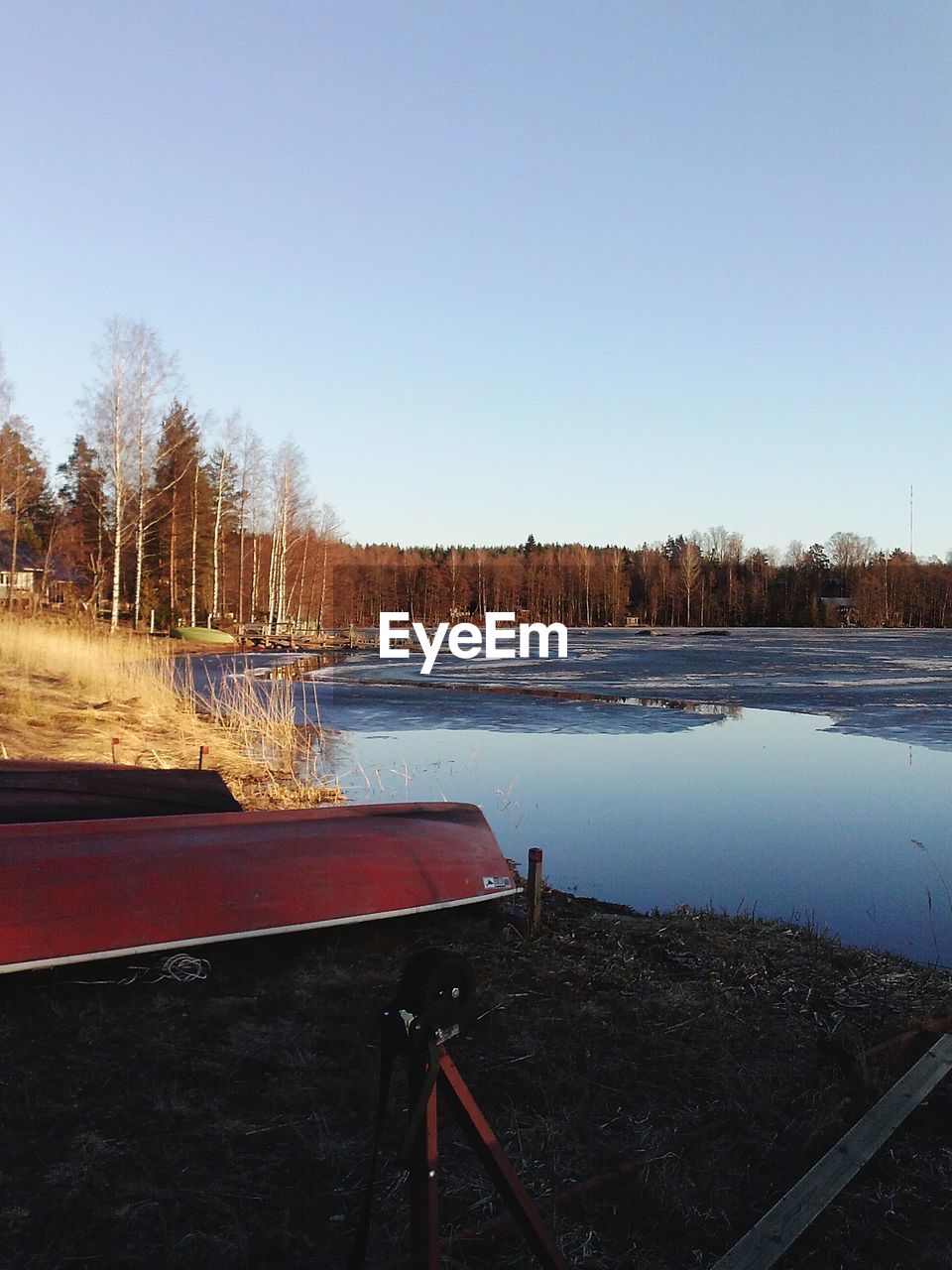 SCENIC VIEW OF FROZEN LAKE AGAINST SKY DURING WINTER