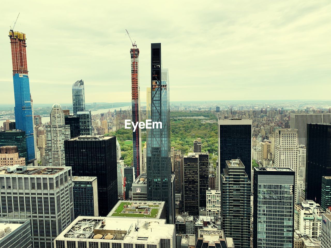 HIGH ANGLE VIEW OF BUILDINGS AGAINST SKY