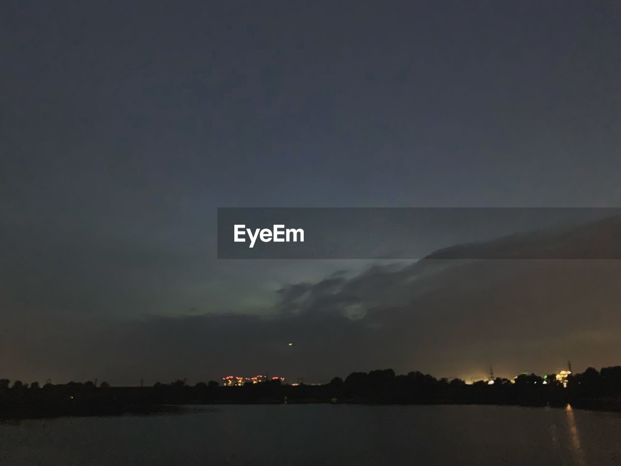 SCENIC VIEW OF SILHOUETTE LAKE AGAINST SKY AT NIGHT