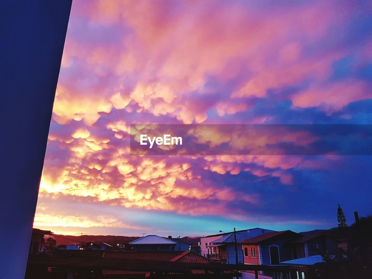 LOW ANGLE VIEW OF CLOUDY SKY DURING SUNSET