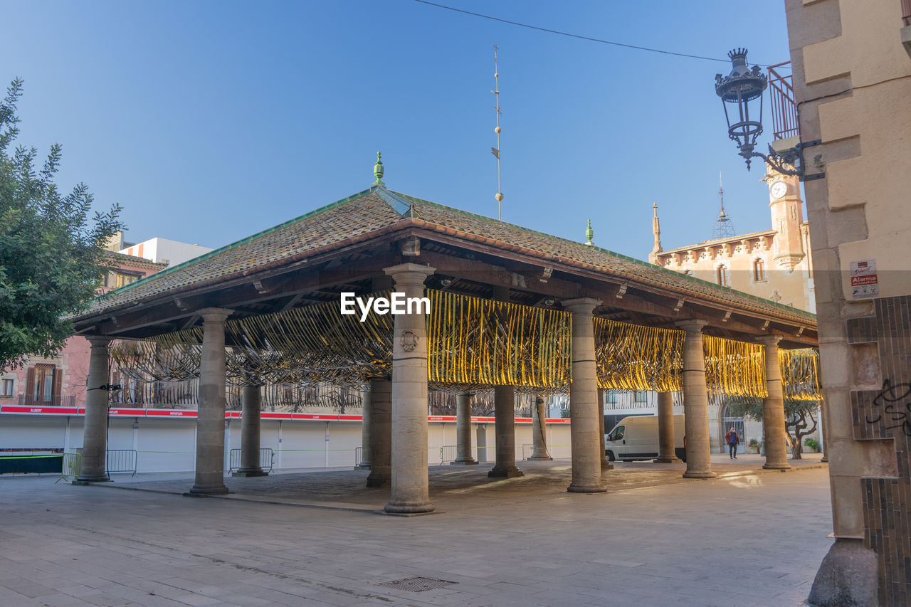 ENTRANCE OF HISTORIC BUILDING AGAINST CLEAR SKY