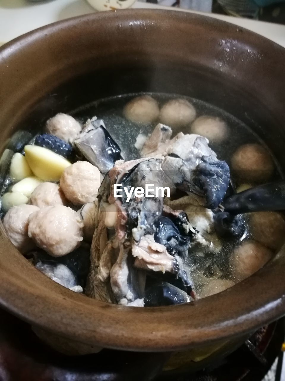 CLOSE-UP OF CHICKEN IN BOWL