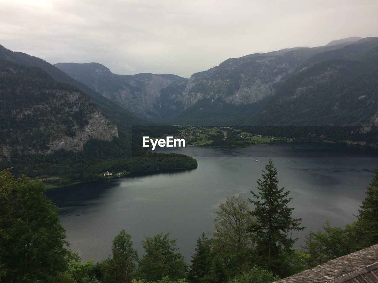 SCENIC VIEW OF LAKE AGAINST MOUNTAINS