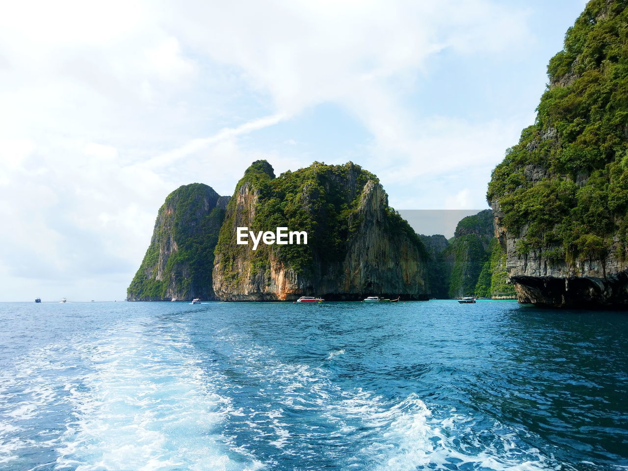 SCENIC VIEW OF SEA AND ROCK FORMATION AGAINST SKY