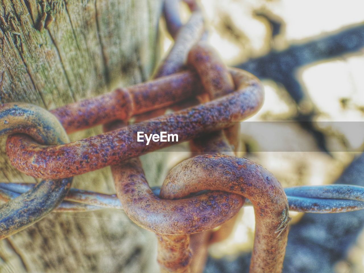 CLOSE-UP OF RUSTY METAL CHAIN