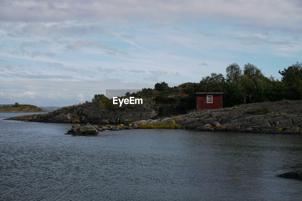 SCENIC VIEW OF SEA AND MOUNTAINS AGAINST SKY