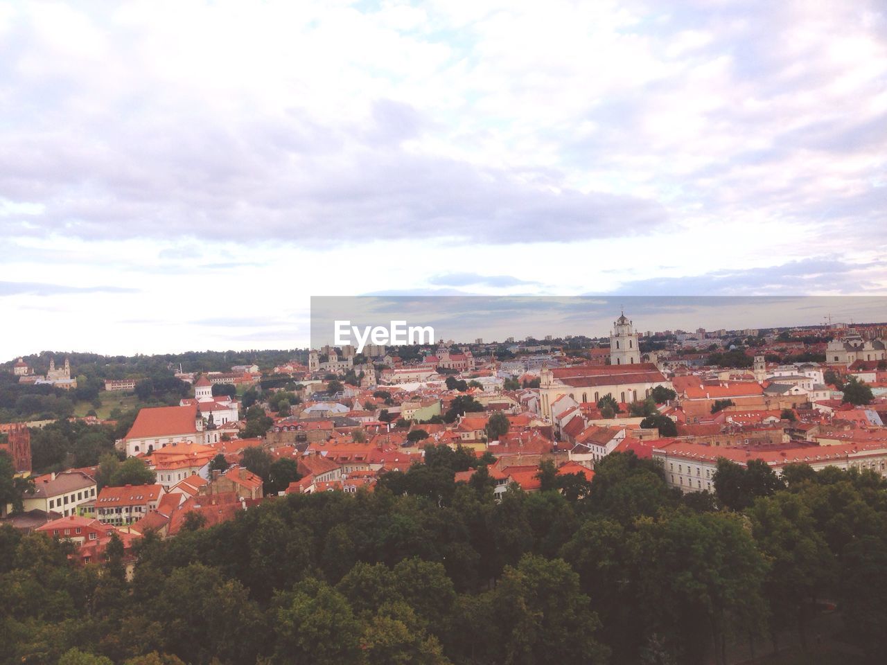 HIGH ANGLE VIEW OF TOWNSCAPE AGAINST CLOUDY SKY