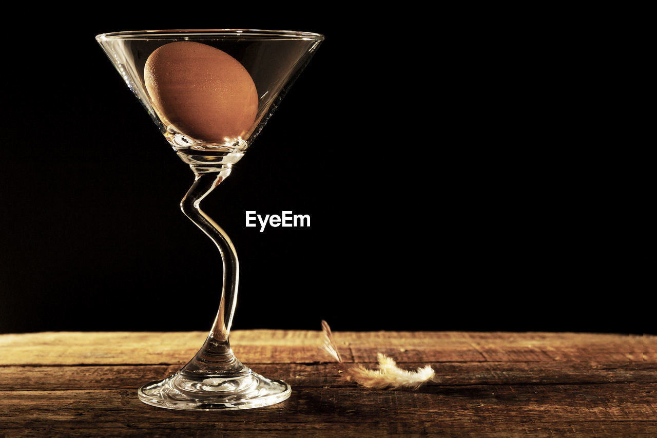 CLOSE-UP OF WINEGLASS ON TABLE