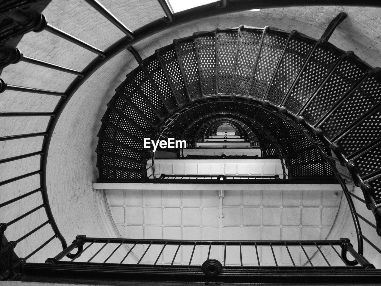 HIGH ANGLE VIEW OF SPIRAL STAIRCASE IN BUILDING