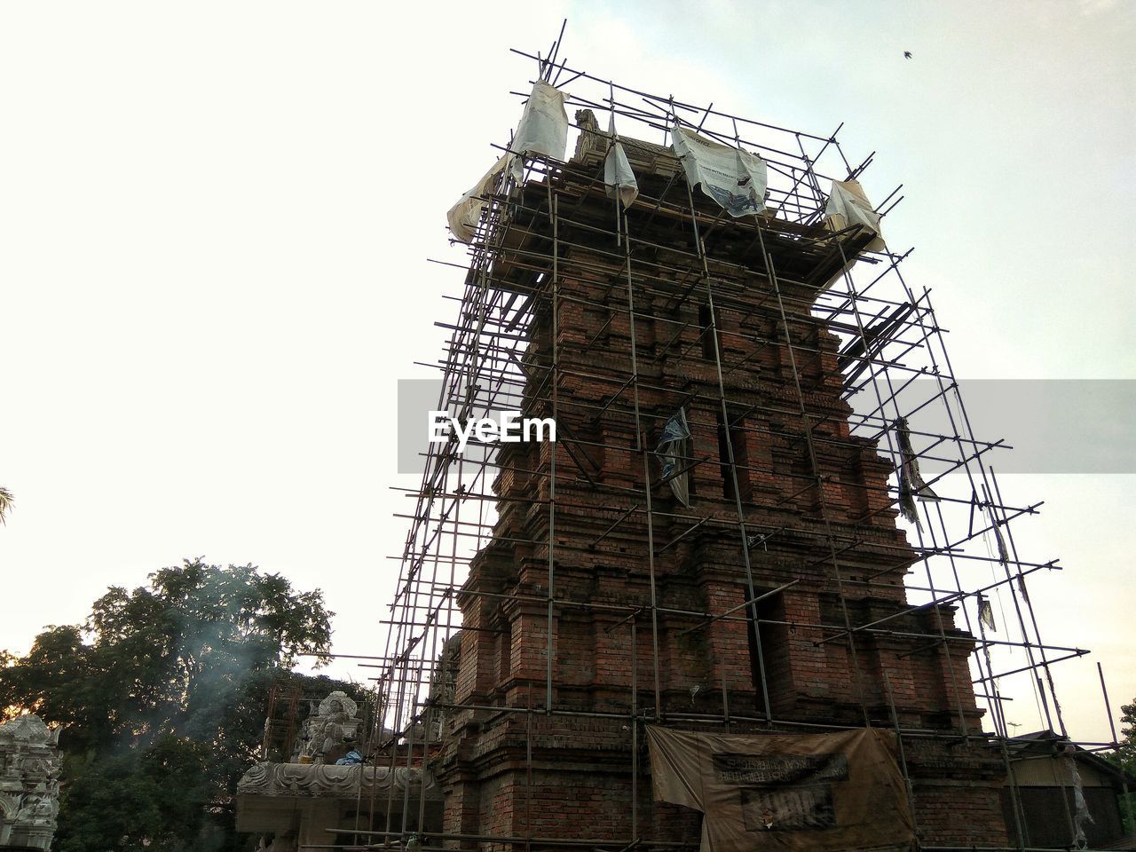 LOW ANGLE VIEW OF STATUE AGAINST SKY