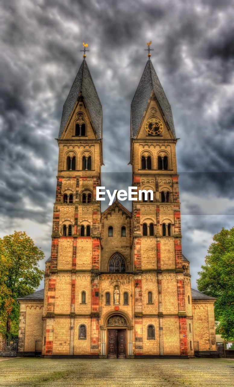 LOW ANGLE VIEW OF CATHEDRAL AGAINST SKY