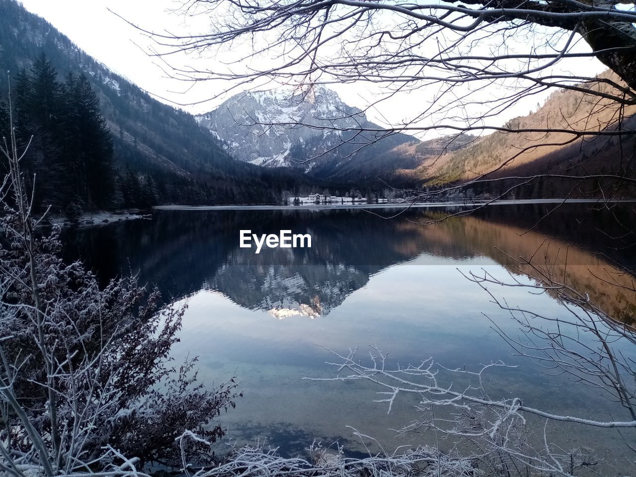 SCENIC VIEW OF LAKE AND SNOWCAPPED MOUNTAINS AGAINST SKY