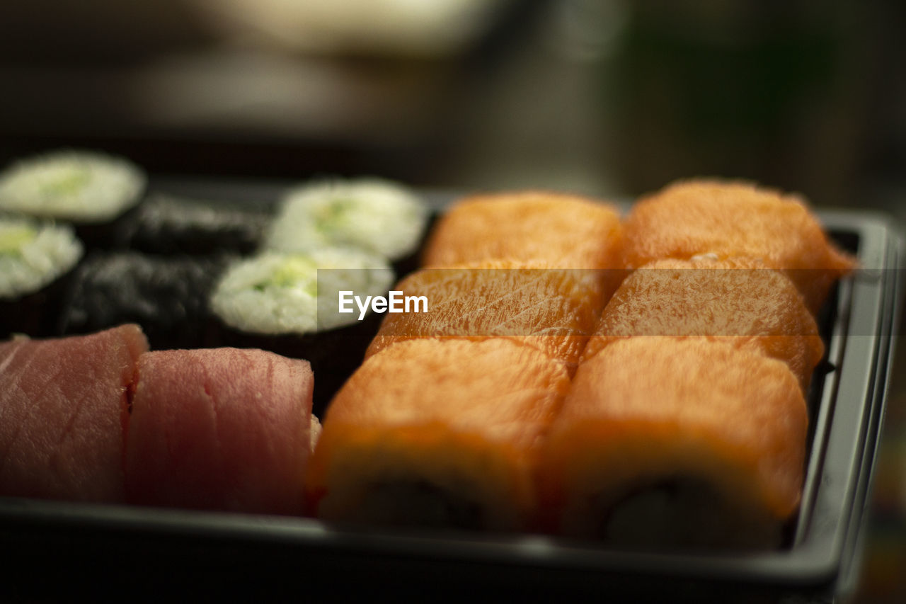 CLOSE-UP OF FOOD IN TRAY