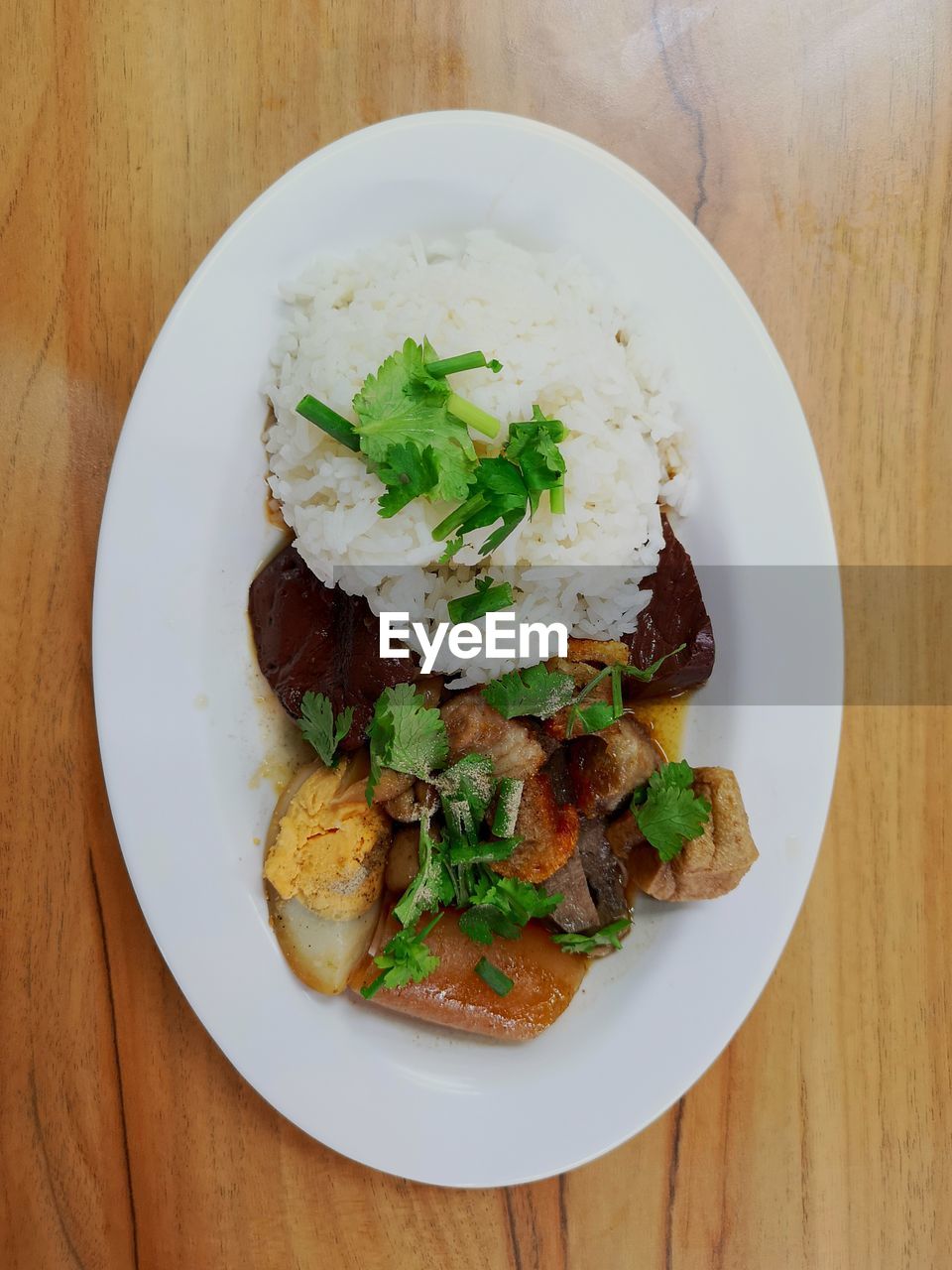 HIGH ANGLE VIEW OF MEAL SERVED IN PLATE