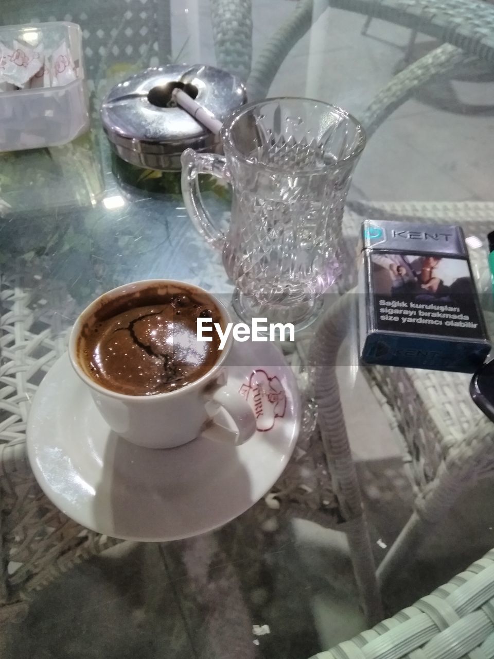 HIGH ANGLE VIEW OF COFFEE AND CUP OF TABLE