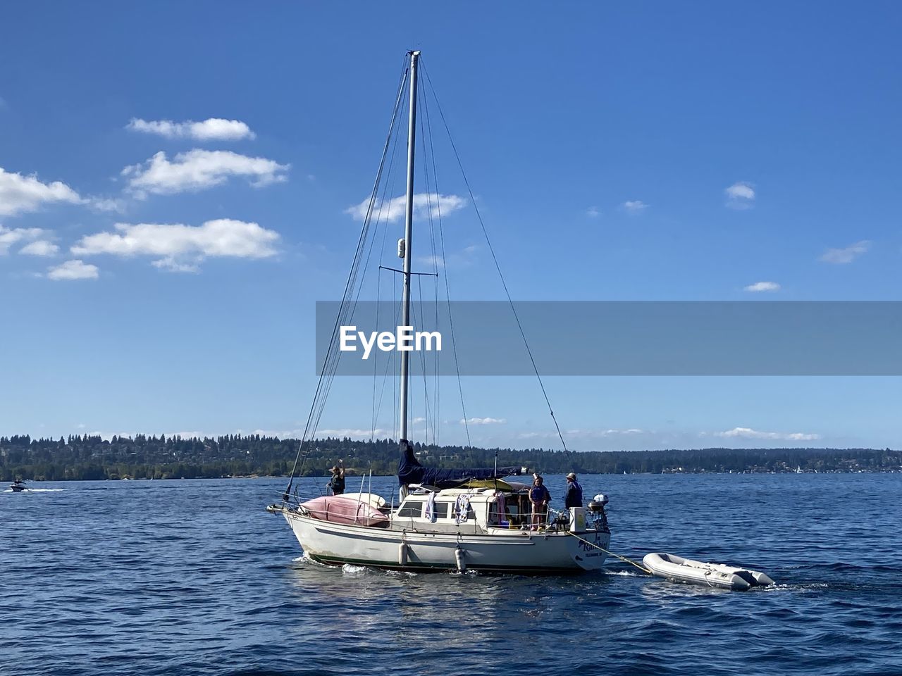 SAILBOAT SAILING IN SEA AGAINST SKY