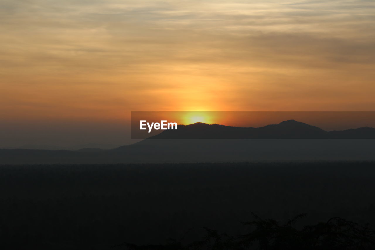 SCENIC VIEW OF SILHOUETTE MOUNTAIN AGAINST SKY DURING SUNSET