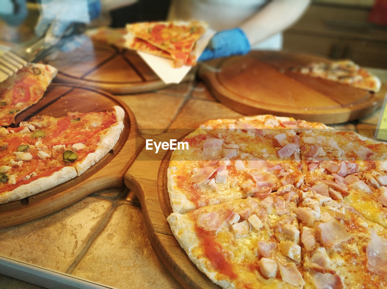 HIGH ANGLE VIEW OF FOOD SERVED IN PLATE