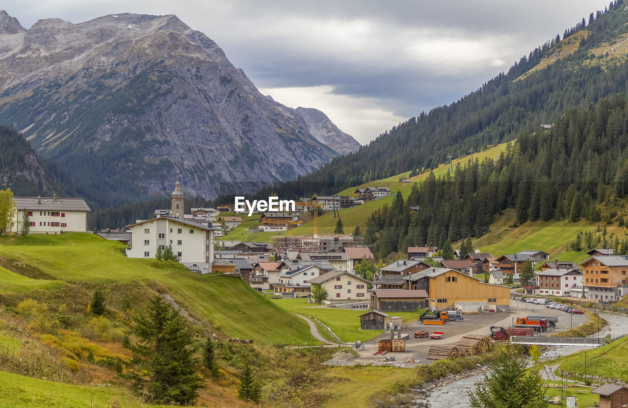 SCENIC VIEW OF RESIDENTIAL BUILDINGS AGAINST SKY