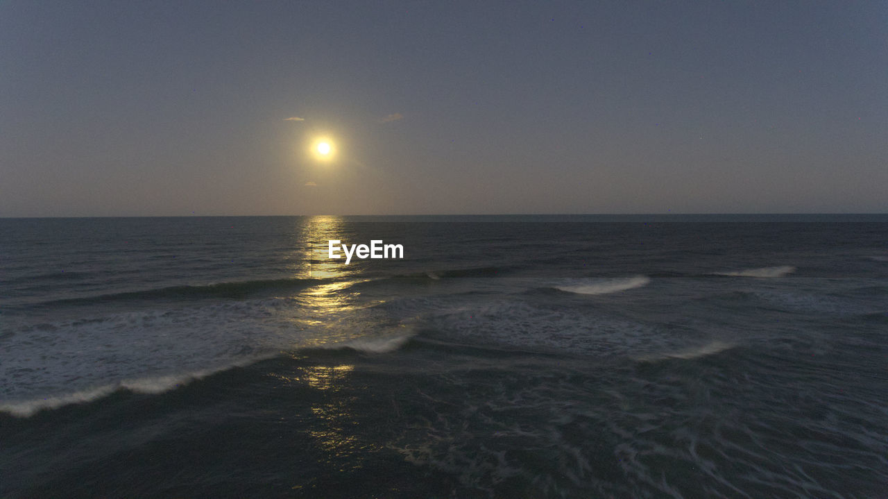 SCENIC VIEW OF SEA AGAINST SKY AT SUNSET