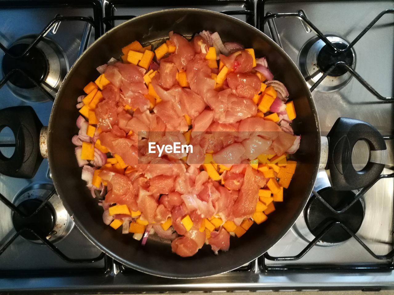 HIGH ANGLE VIEW OF ORANGE COOKING IN PAN ON TABLE