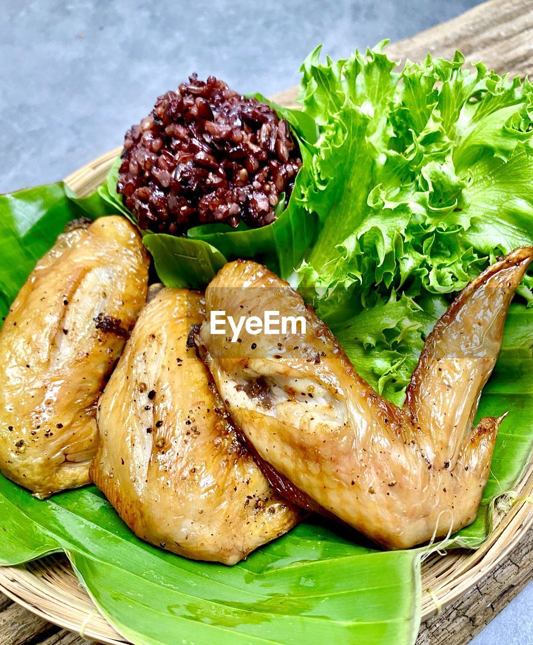 HIGH ANGLE VIEW OF MEAT AND LEAVES