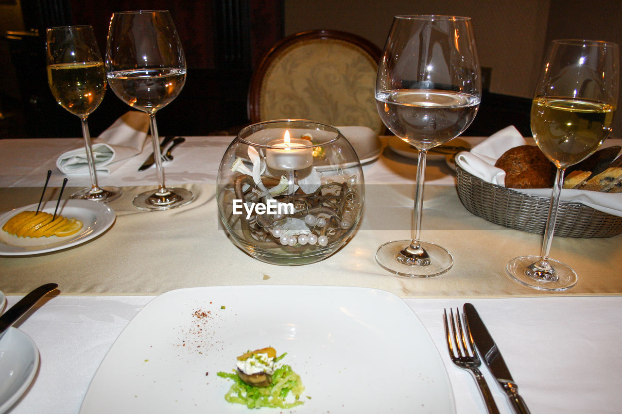 CLOSE-UP OF WINE GLASSES ON TABLE