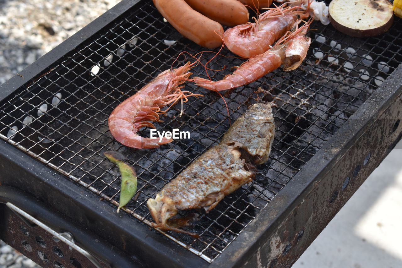 HIGH ANGLE VIEW OF MEAT IN BARBECUE GRILL