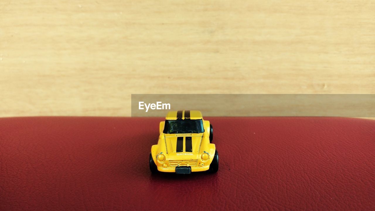 HIGH ANGLE VIEW OF TOY CAR ON TABLE AT HOME