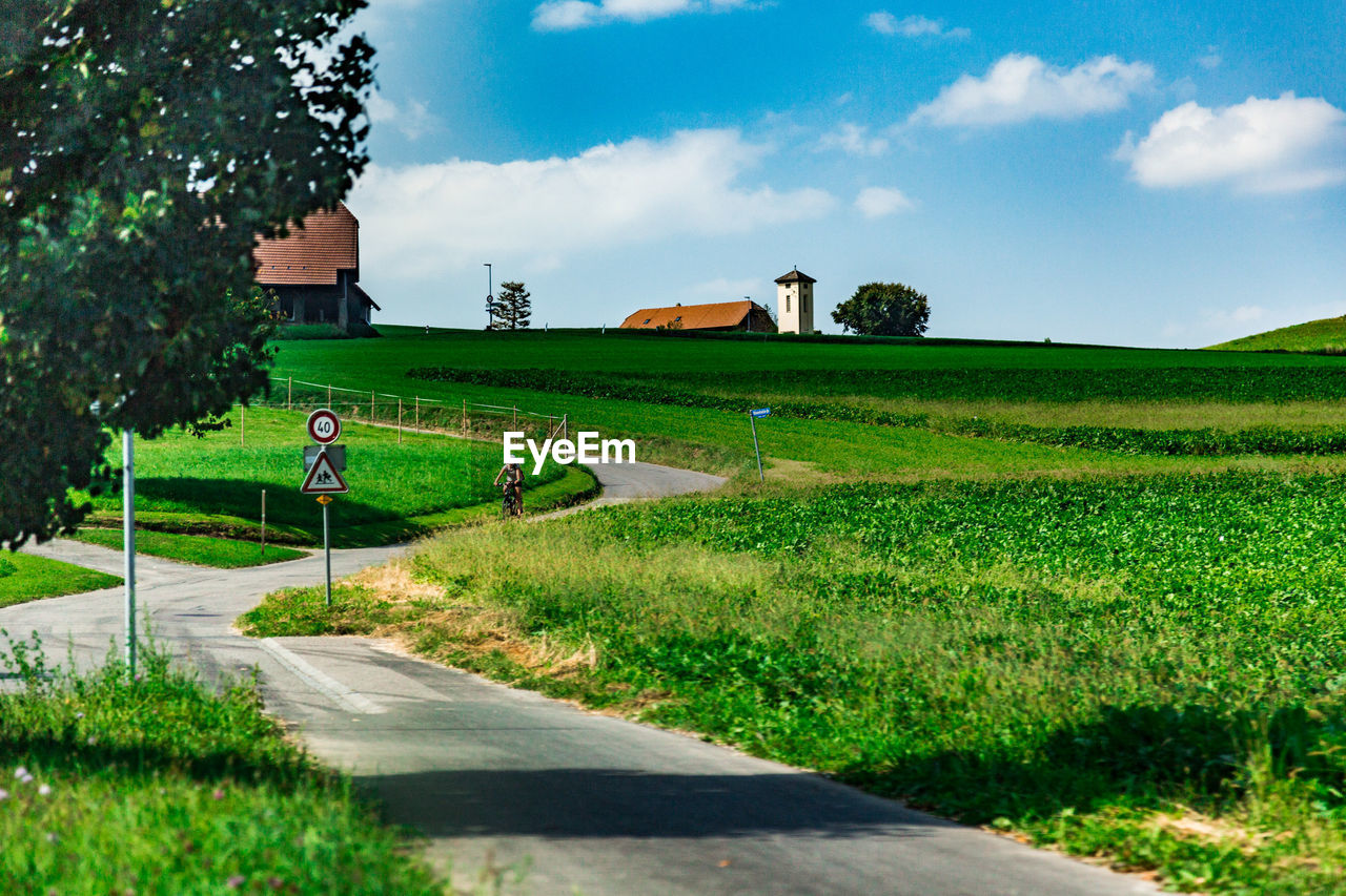 VIEW OF AGRICULTURAL FIELD AGAINST SKY