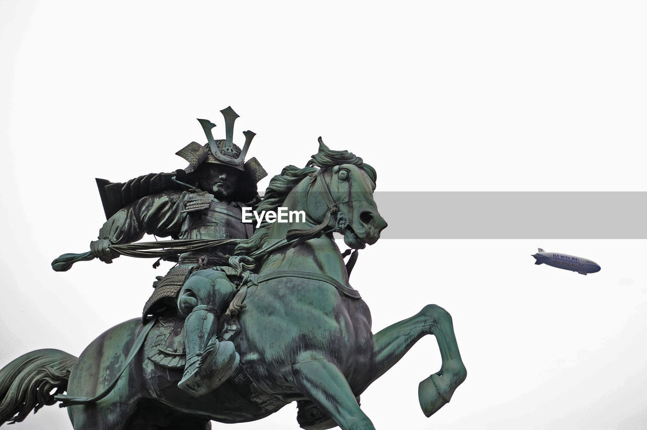 LOW ANGLE VIEW OF SCULPTURES AGAINST CLEAR SKY