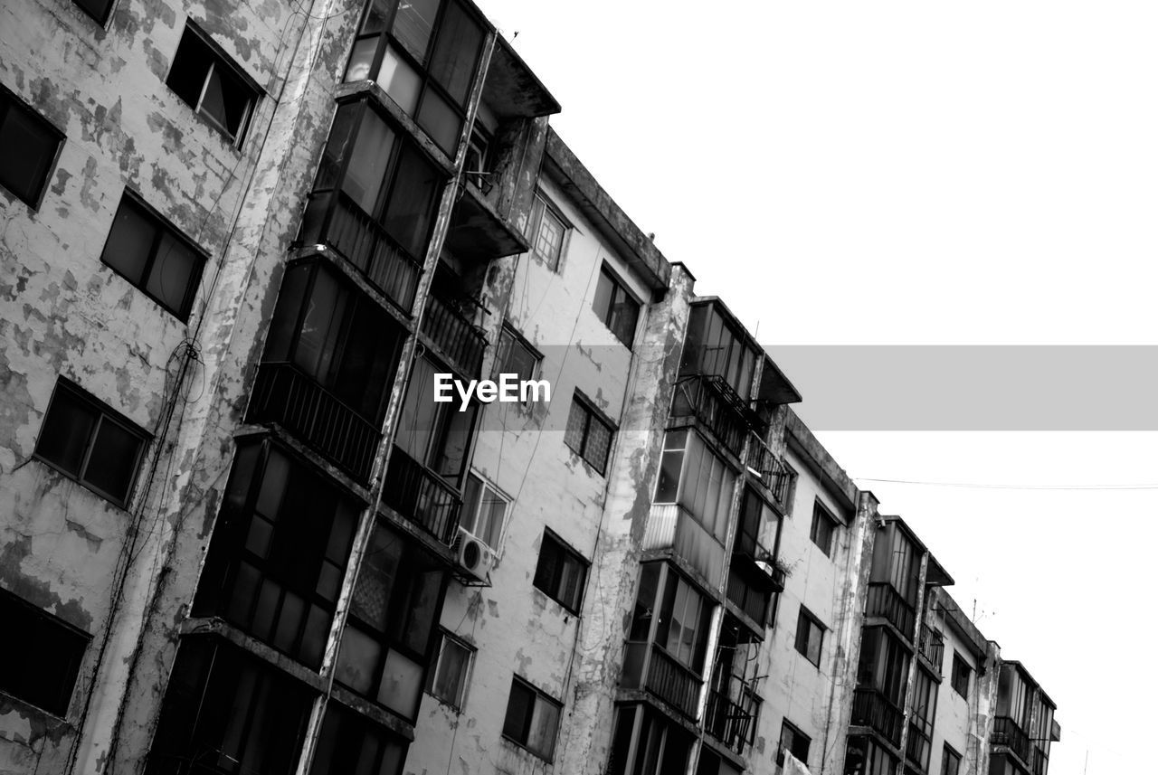 LOW ANGLE VIEW OF RESIDENTIAL BUILDINGS AGAINST CLEAR SKY