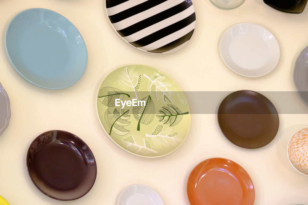 HIGH ANGLE VIEW OF DRINK IN PLATE ON TABLE