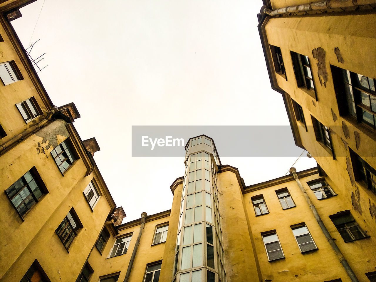 LOW ANGLE VIEW OF RESIDENTIAL BUILDING AGAINST SKY