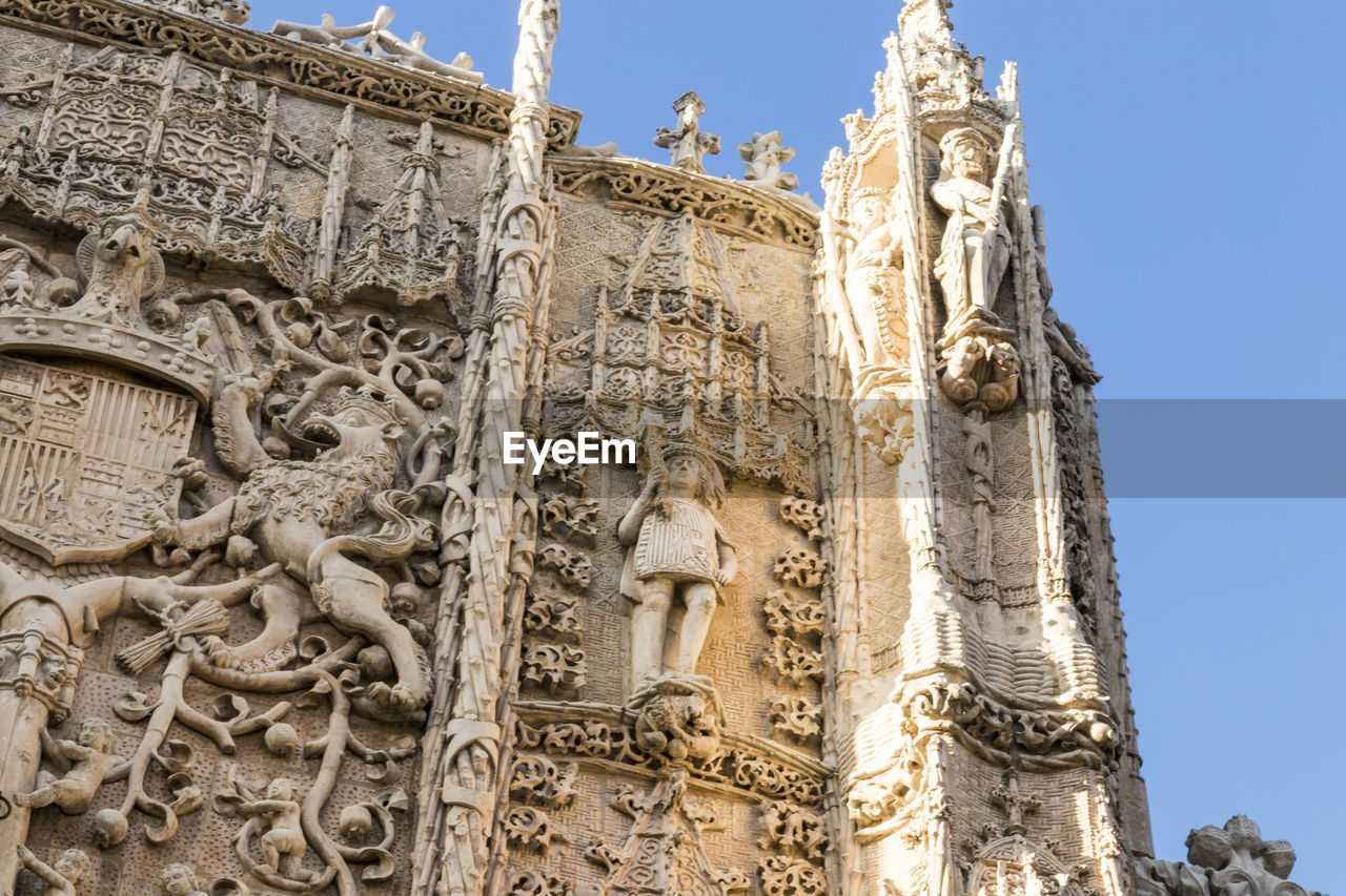 LOW ANGLE VIEW OF STATUES ON BUILDING