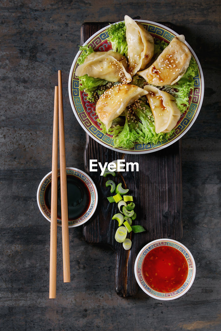 HIGH ANGLE VIEW OF FOOD ON TABLE