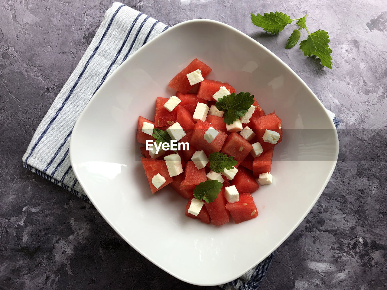 HIGH ANGLE VIEW OF SALAD SERVED IN PLATE